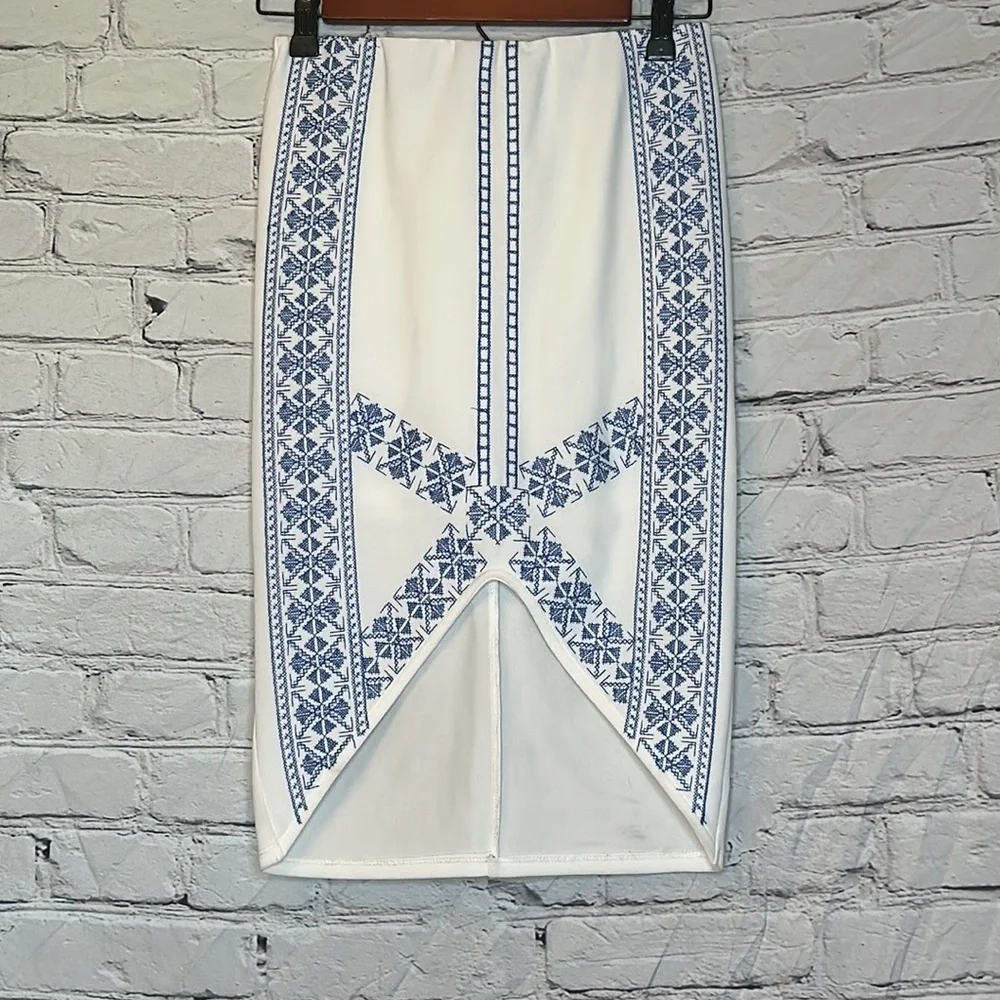 Lulumari Blue & White Pencil Embroidered Skirt Size Small Excellent Condition